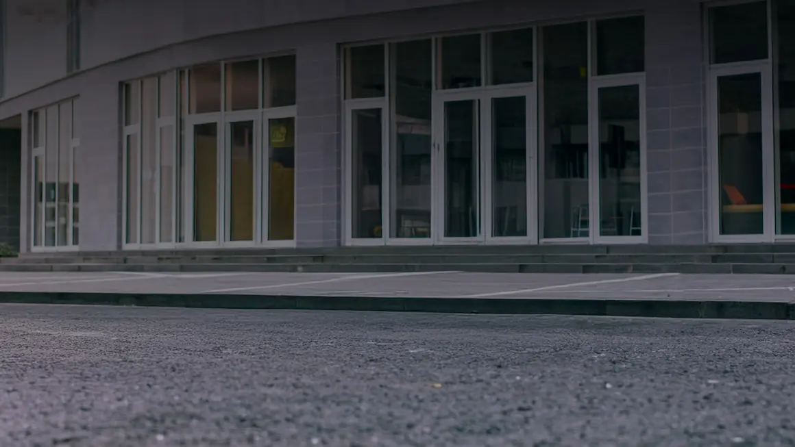 Edificio con ventanas